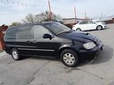 Kia Carnival 2001 года за 1 700 000 тг. в Кентау – фото 2