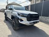 Toyota Hilux 2023 года за 27 550 000 тг. в Алматы – фото 2