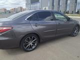 Toyota Camry 2015 года за 10 000 000 тг. в Уральск – фото 2