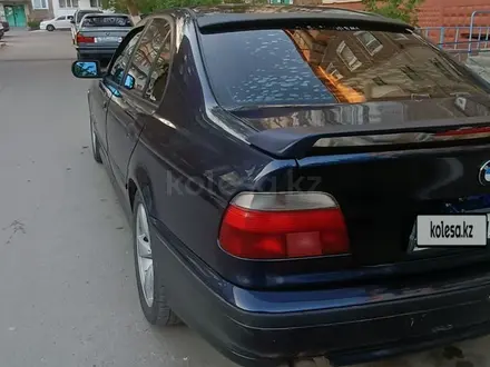 BMW 528 1998 года за 3 300 000 тг. в Сатпаев – фото 5