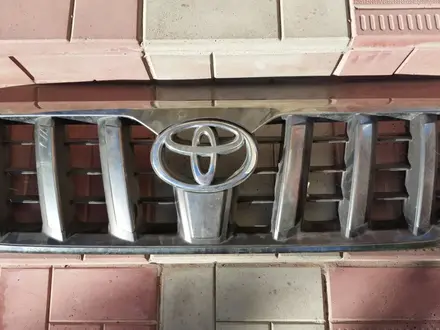 Решетка радиатора Toyota LC Prado 120 за 20 000 тг. в Астана