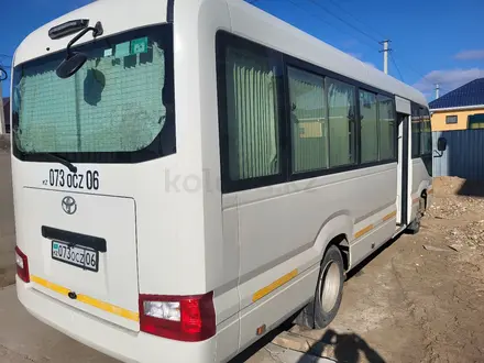 Долгосрочную аренду автобус Toyota Coaster 2019г. 2019 года в Атырау – фото 4