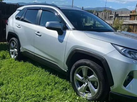 Toyota RAV4 2020 года за 16 000 000 тг. в Риддер