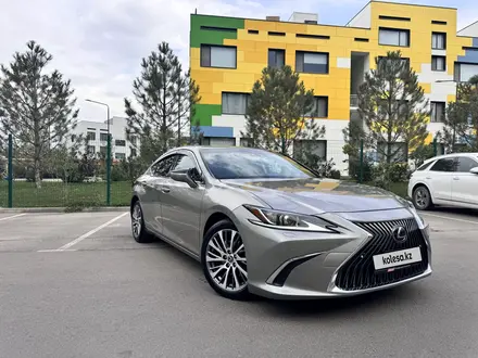 Lexus ES 250 2020 года за 21 000 000 тг. в Алматы