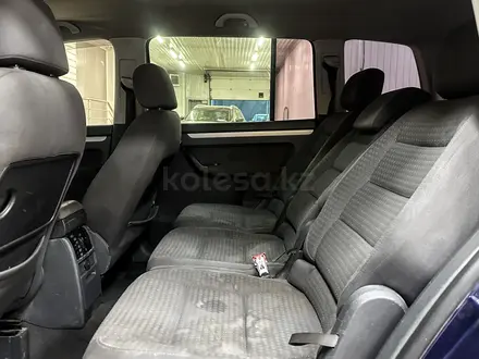 Volkswagen Touran 2004 года за 2 490 000 тг. в Алматы – фото 20