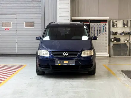 Volkswagen Touran 2004 года за 2 490 000 тг. в Алматы – фото 2