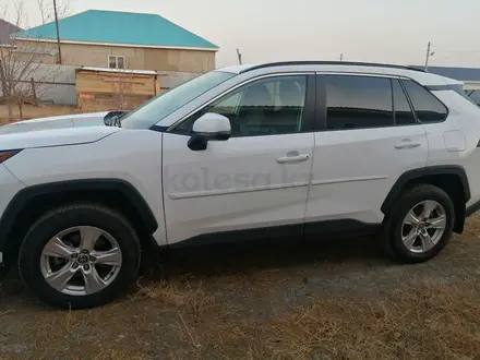 Toyota RAV4 2021 года за 12 000 000 тг. в Атырау – фото 2