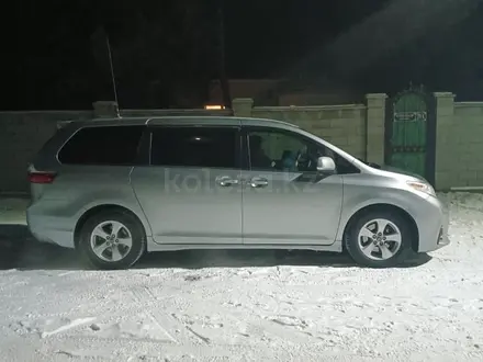 Toyota Sienna 2018 года за 15 000 000 тг. в Алматы