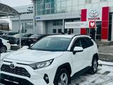 Toyota RAV4 2021 годаfor14 800 000 тг. в Атырау