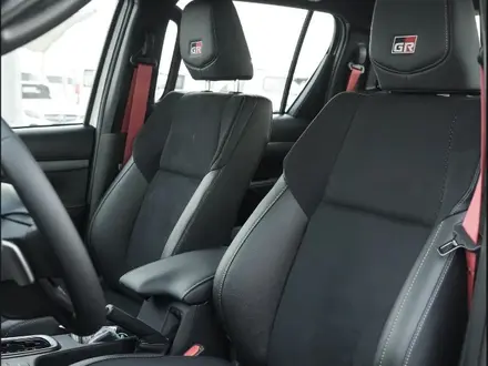 Toyota Hilux GR Sport 2025 года за 32 000 000 тг. в Алматы – фото 15