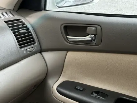 Toyota Camry 2004 года за 5 500 000 тг. в Актобе – фото 21