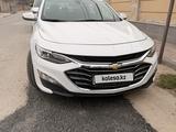 Chevrolet Malibu 2021 года за 10 400 000 тг. в Шымкент – фото 2