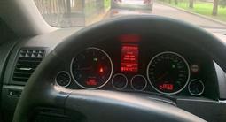 Volkswagen Touareg 2007 года за 3 500 000 тг. в Алматы – фото 2