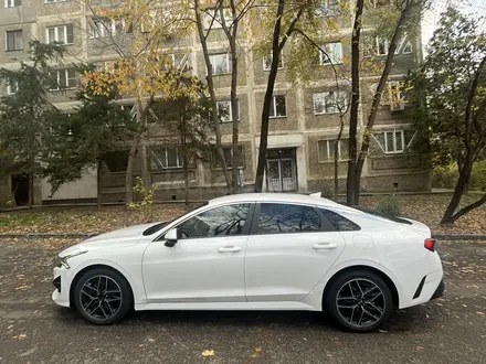 Kia K5 2021 года за 10 800 000 тг. в Алматы – фото 2