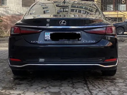 Lexus ES 250 2019 года за 21 000 000 тг. в Семей