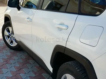 Toyota RAV4 2020 года за 15 500 000 тг. в Жанаозен – фото 2