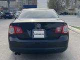Volkswagen Jetta 2005 года за 2 200 000 тг. в Алматы – фото 2