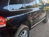 Volkswagen Touareg 2005 года за 2 700 000 тг. в Актобе – фото 2