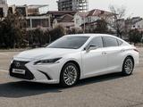 Lexus ES 300h 2019 года за 20 500 000 тг. в Актау