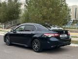 Toyota Camry 2020 года за 11 300 000 тг. в Астана – фото 2