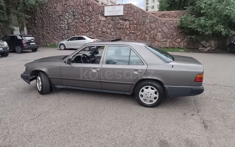 Mercedes-Benz E 260 1986 года за 1 600 000 тг. в Алматы