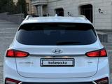 Hyundai Santa Fe 2019 года за 13 600 000 тг. в Алматы – фото 2