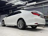 Toyota Camry 2015 года за 10 350 000 тг. в Астана – фото 2