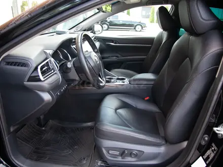 Toyota Camry 2019 года за 14 290 000 тг. в Алматы – фото 10