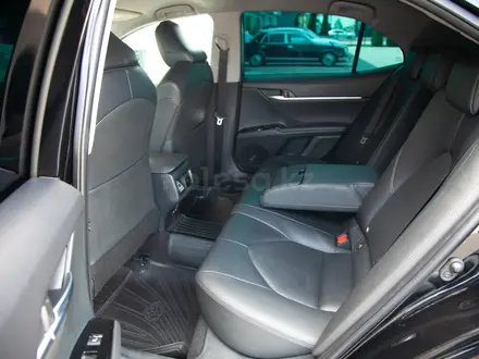 Toyota Camry 2019 года за 14 290 000 тг. в Алматы – фото 11