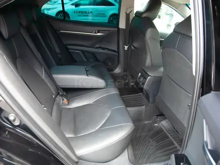 Toyota Camry 2019 года за 14 290 000 тг. в Алматы – фото 16