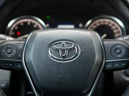 Toyota Camry 2019 года за 14 290 000 тг. в Алматы – фото 17