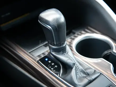 Toyota Camry 2019 года за 14 290 000 тг. в Алматы – фото 21