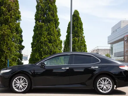 Toyota Camry 2019 года за 14 290 000 тг. в Алматы – фото 4