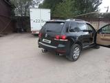 Volkswagen Touareg 2007 года за 6 500 000 тг. в Алматы – фото 2