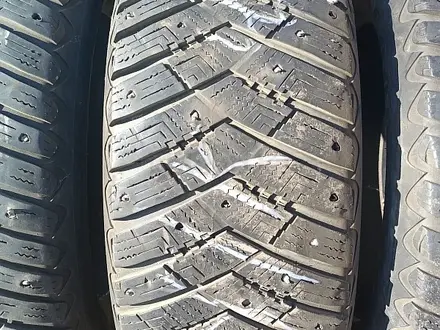 Шины 225/65 R17 — "GoodYear UltraGrip" (Германия), зимние. Три ши за 35 000 тг. в Астана – фото 4