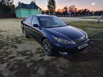 Toyota Camry 2004 года за 5 700 000 тг. в Актобе – фото 16