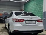 Toyota Camry 2019 года за 13 000 000 тг. в Атырау – фото 2