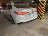 Toyota Camry 2018 года за 13 900 000 тг. в Астана – фото 3