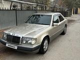 Mercedes-Benz E 220 1993 года за 1 800 000 тг. в Караганда – фото 2