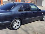 Mercedes-Benz E 240 1997 года за 2 400 000 тг. в Актобе – фото 2