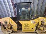 CAT  Каток CAT CB10 асфальтовый вибрационный 2022 года за 49 500 000 тг. в Усть-Каменогорск – фото 2