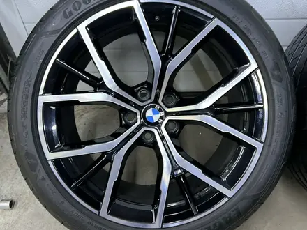 19 оригинальные диски на BMW F90 + летние шины GoodYear за 850 000 тг. в Алматы – фото 5