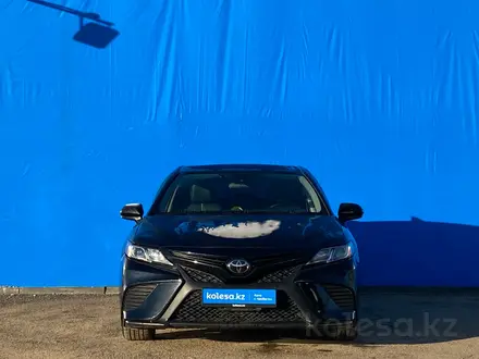 Toyota Camry 2019 года за 10 780 000 тг. в Алматы – фото 2