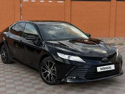 Toyota Camry 2023 года за 15 000 000 тг. в Атырау