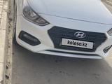 Hyundai Solaris 2018 года за 5 200 000 тг. в Атырау – фото 2