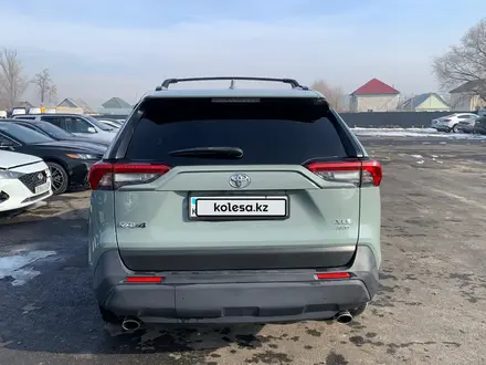 Toyota RAV4 2020 года за 10 779 200 тг. в Алматы – фото 2