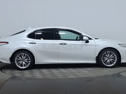 Toyota Camry 2018 года за 12 850 000 тг. в Астана – фото 4