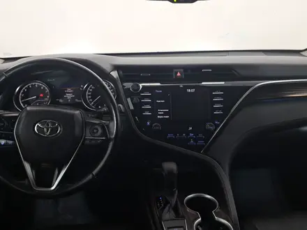 Toyota Camry 2018 года за 12 850 000 тг. в Астана – фото 20
