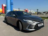 Toyota Camry 2023 года за 15 200 000 тг. в Костанай – фото 2