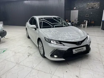 Toyota Camry 2023 года за 18 000 000 тг. в Атырау – фото 2